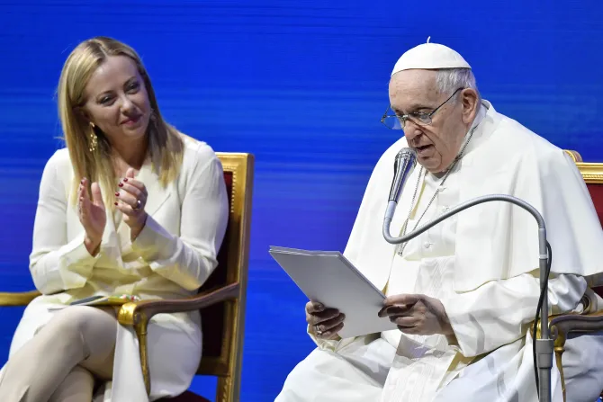 البابا فرنسيس يلقي كلمة في المؤتمر الثالث حول الأوضاع العامة للولادات بإيطاليا وقد بدت رئيسة وزراء البلاد جورجيا ميلوني