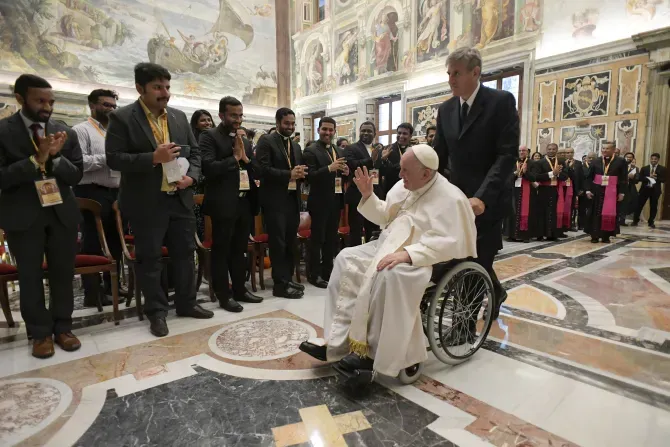 التقى البابا فرنسيس بالمشاركين في مؤتمر قادة الشباب لكنيسة السريان المالابار في 18 يونيو 2022.