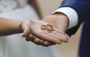 الزواج بين رجلٍ وامرأةٍ معمّدَين هو عهدٌ وشركة حياة مصدر الصورة: Billion Photos/Shutterstock