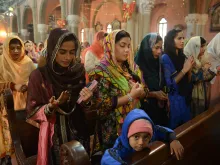 باكستانيّون يشاركون في الاحتفالات الميلاديّة في كاتدرائيّة القلب الأقدس في لاهور، باكستان
