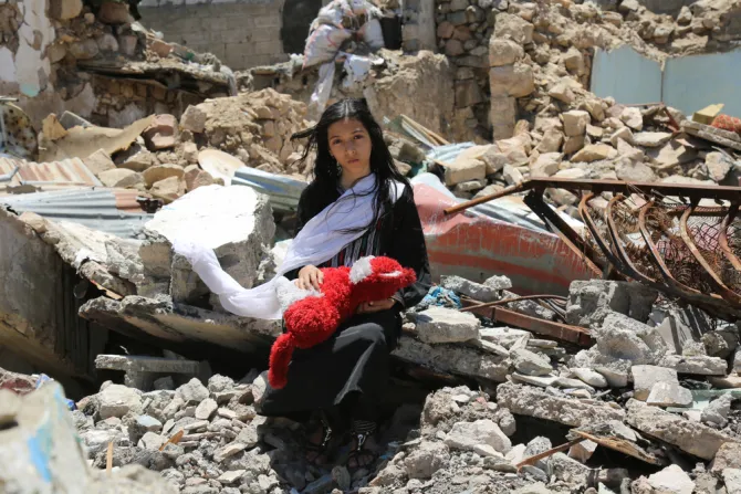 فتاة يمنية في مدينة تعز في خضمّ معارك بين الجيش الوطني والحوثيين