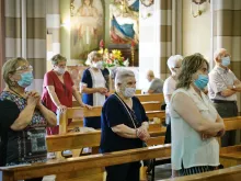 المؤمنون يشاركون في القداس الإلهي وسط إجراءات مشدّدة للحدّ من انتشار وباء كورونا في روما في يونيو/حزيران 2020