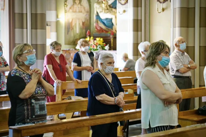 المؤمنين يشاركون في قداس وسط اجراءات مشددة للحد من انتشار وباء كورونا في في روما، إيطاليا فييونيو/حزيران 2020