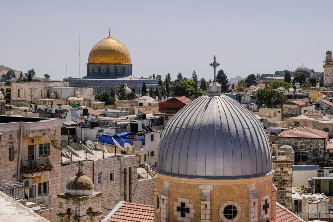 لقطة تُظهر قبّة الصخرة والقبّة الفضّية لكنيسة القدّيسة مريم العذراء في البلدة القديمة-القدس، الأراضي المقدّسة
