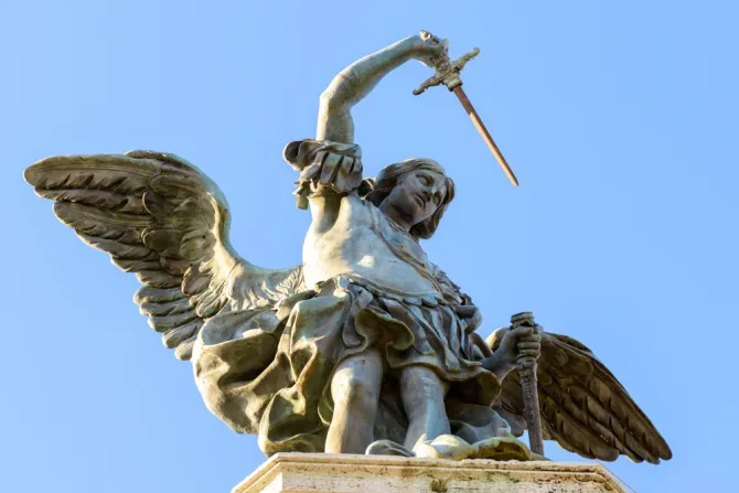 تمثال الملاك ميخائيل على قمّة قلعة سانت أنجلو، روما-إيطاليا