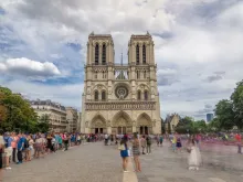 حجّاج وسيّاح يتجمّعون أمام كاتدرائيّة نوتردام في باريس بعد إعادة ترميمها