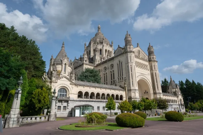 بازيليك القدّيسة تريزا الطفل يسوع في ليزيو الفرنسيّة