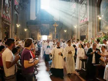 مسيرة الدخول في خلال قداس أُقيمَ في كنيسة القديس فيرنزي بمدينة فلورنسا-إيطاليا