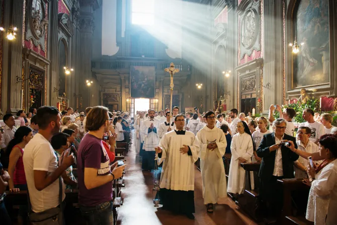 مسيرة الدخول في خلال قداس بكنيسة القديس فيرنزي بمدينة فلورنسا-إيطاليا