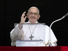البابا فرنسيس يتلو صلاة التبشير الملائكي بعد تعافيه من الجراحة يوم الأحد 18 يونيو/حزيران 2023