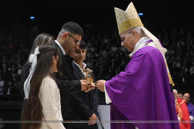 البابا لاوون يترأّس قدّاسًا في إسطنبول بحضور آلاف المؤمنين