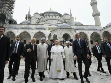 البابا لاوون الرابع عشر يزور جامع السلطان أحمد في إسطنبول