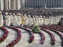 أساقفة يشاركون في قدّاس افتتاح الدورة الأولى من السينودس بساحة القديس بطرس-الفاتيكان
