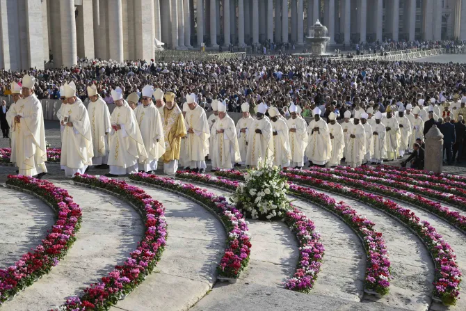 أساقفة يشاركون في قدّاس افتتاح الدورة الأولى من السينودس بساحة القديس بطرس-الفاتيكان