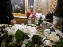 البابا لاوون الرابع عشر يبارك حَمَلَيْن صباح اليوم في كابيلا أوربانوس الثامن في القصر الرسوليّ الفاتيكانيّ لمناسبة عيد القدّيسة أغنيس الشهيدة