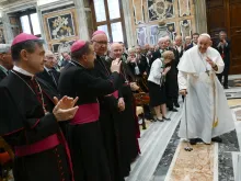 البابا فرنسيس يلتقي اليوم أعضاء مؤسسة «السنة المئة» الحبريّة في الفاتيكان
