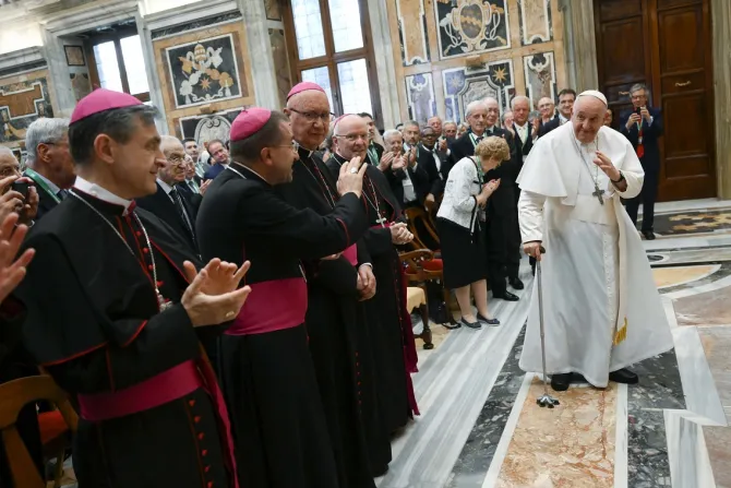 البابا فرنسيس يلتقي اليوم أعضاء مؤسسة «السنة المئة»