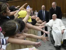 البابا فرنسيس يلتقي جماعة «عائلة الدعوات» في قاعة بولس السادس الفاتيكانيّة