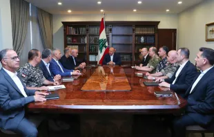 عون يترأّس اجتماعًا يضمّ وزير الداخليّة وقادة الأجهزة الأمنيّة لمتابعة التطوّرات الراهنة مصدر الصورة: رئاسة الجمهورية اللبنانية