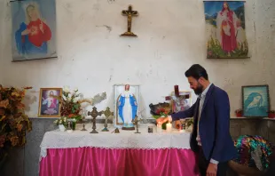 الشاب الإيزيديّ وائل جيجو خُدَيْدا يحتفظ بمفاتيح كنيسة قريته ويعتني بها مصدر الصورة: اسماعيل عدنان/آسي مينا