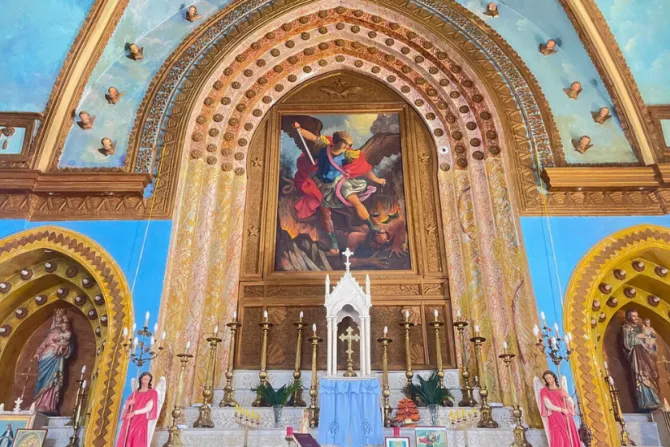 كنيسة مار ميخائيل في بلدة سرعل اللبنانيّة