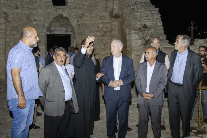 الأب بشّار فواضله يقدّم شرحًا للسيناتورَين عن كنيسة الخضر الأثريّة وتاريخها