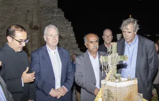 صلاة لأجل السلام في قلب كنيسة الخضر الأثريّة مصدر الصورة : سند ساحلية