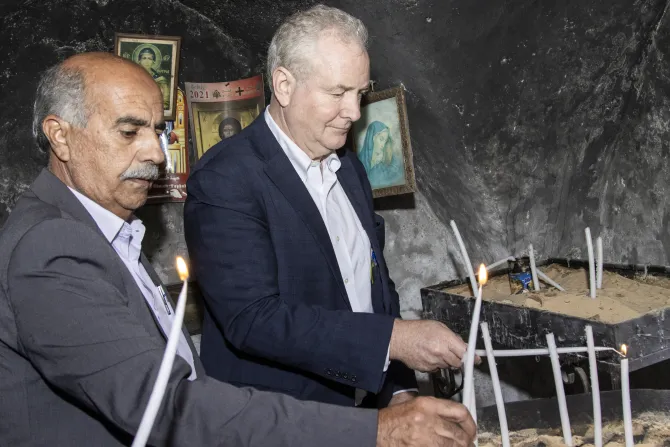 السيناتور فان هولن يضيء شمعة لأجل السلام في كنيسة الخضر الأثريّة