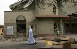 كاهنٌ يسير بمُحاذاة كنيسة القدّيس ليو العظيم الكاثوليكيّة في ولاية إنوغو النيجيريّة مصدر الصورة: منظّمة عون الكنيسة المتألّمة