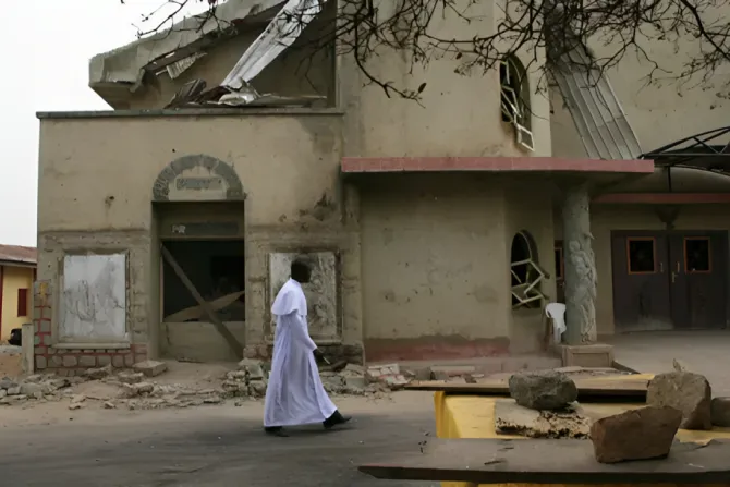 كاهنٌ يسير بمُحاذاة كنيسة القدّيس ليو العظيم الكاثوليكيّة في ولاية إنوغو النيجيريّة