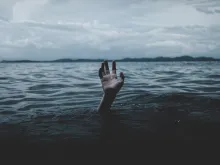 صورة تعبيريّة تمثّل شخصًا يغرق في البحر