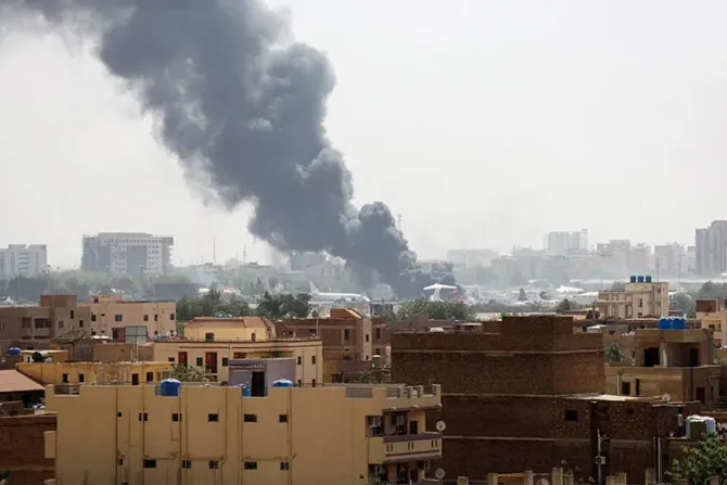تصاعد الدخان بسبب الاشتباكات في العاصمة السودانيّة الخرطوم