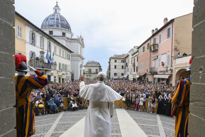 البابا لاوون الرابع عشر يتلو صلاة التبشير الملائكيّ مع المؤمنين المحتشدين في ساحة الحرّية في كاستل غاندولفو