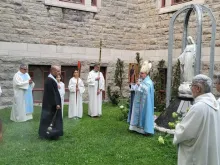 المطران تابت مترئسًا قداس ختام تساعية الاحتفال بعيد انتقال مريم العذراء في كاتدرائية مار مارون كندا