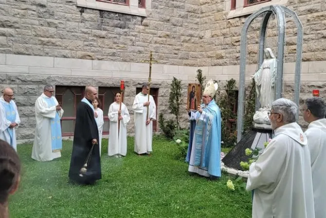 المطران تابت مترئسًا قداس ختام تساعية الاحتفال بعيد انتقال مريم العذراء في كاتدرائية مار مارون كندا