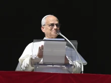 البابا لاوون الرابع عشر يتلو صلاة التبشير الملائكيّ مع المؤمنين المحتشدين في ساحة القدّيس بطرس الفاتيكانيّة