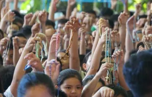 مليون طفل يصلّون المسبحة الورديّة من أجل السلام Provided by: Vatican Media