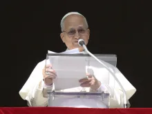 البابا لاوون الرابع عشر يتلو صلاة التبشير الملائكيّ مع المؤمنين في ساحة القدّيس بطرس الفاتيكانيّة