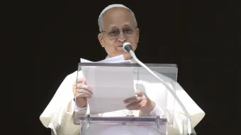 البابا لاوون الرابع عشر يتلو صلاة التبشير الملائكيّ مع المؤمنين في ساحة القدّيس بطرس الفاتيكانيّة مصدر الصورة: فاتيكان ميديا