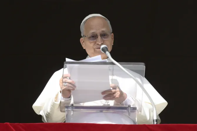 البابا لاوون الرابع عشر يتلو صلاة التبشير الملائكيّ مع المؤمنين في ساحة القدّيس بطرس الفاتيكانيّة