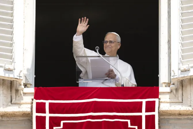 البابا لاوون الرابع عشر يتلو صلاة التبشير الملائكيّ مع المؤمنين المحتشدين في ساحة القدّيس بطرس الفاتيكانيّة