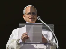 البابا لاوون الرابع عشر يتلو صلاة التبشير الملائكيّ مع المؤمنين في ساحة القدّيس بطرس الفاتيكانيّة