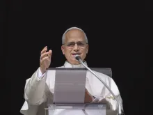 البابا لاوون الرابع عشر يتلو صلاة التبشير الملائكيّ مع المؤمنين في ساحة القدّيس بطرس الفاتيكانيّة