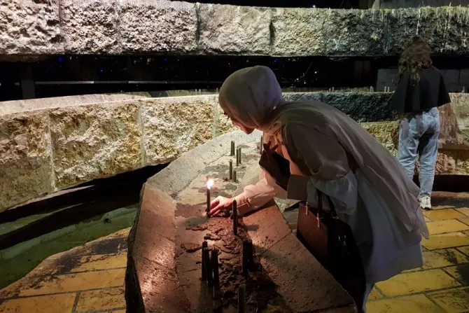 الشابّة المسلمة المحجّبة مريم جونيه تشعل شمعة في مزار سيّدة لبنان-حريصا