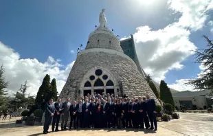 صورة تذكاريّة تجمع الراعي مع النواب المسيحيين في بيت عنيا-حريصا، لبنان Provided by: Maronite Catholic Patriarchate of Antioch