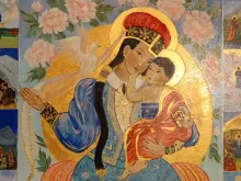 لوحة للعذراء مريم بحسب النمط المنغولي الكالميكي في كنيسة القديس فرنسيس-مدينة إليستا الروسية