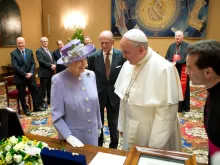 البابا فرنسيس والملكة إليزابيث في أبريل/نيسان 2014