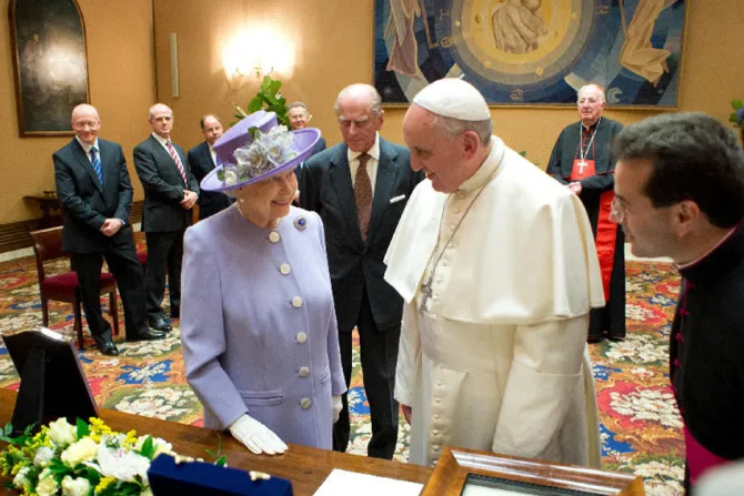 البابا فرنسيس والملكة إليزابيث في أبريل/نيسان 2014