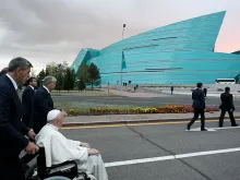 البابا فرنسيس يصل إلى الصالة الكازاخستانيّة للاحتفالات