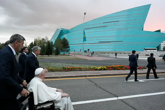 البابا فرنسيس يصل إلى الصالة الكازاخستانيّة للاحتفالات